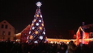 Klaipėdoje &scaron;e&scaron;tadienio vakarą sužibėjo miesto eglė. 