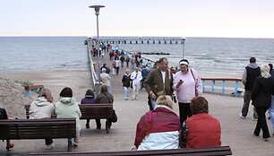 &Scaron;altuoju metų laiku Palangoje turistų mar&scaron;rutas lieka vienas - tiltas į jūrą.