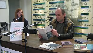 Radijo žurnalistas Žydrūnas Naujokas i&scaron;bandė vietinę I.Simonaitytės bibliotekos radijo stotį ir perskaitė Maironio eiles. 
