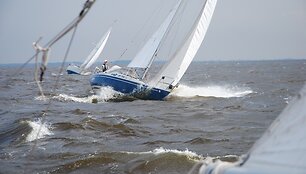 Pirmosios varžybos Kur&scaron;ių mariose buriuotojams nepagailėjo vėjo.