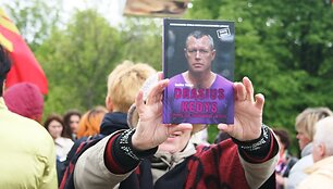 Klaipėdoje vidudienį beveik pora &scaron;imtų žmonių susirinko į piketą, kuriame garsiai piktinosi mergaitės perdavimu biologinei motinai.