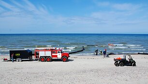 Baltijos jūroje ketvirtadienį surengtos kovos su naftos tar&scaron;a jūroje pratybos.