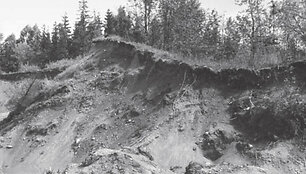 Stirbaičių piliakalnio liekanos i&scaron; pietvakarių pusės 1972 m. 