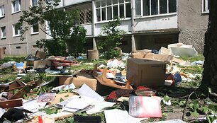 I&scaron; balkono devintajame auk&scaron;te krito ir baldai, ir buitinė technika, ir knygos, indai.