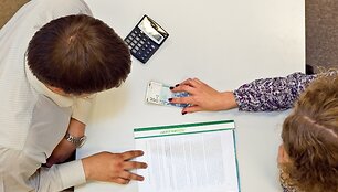 Pinigų turintys studentai sugeba net mokslus baigti savaranki&scaron;kai nepara&scaron;ę nė vieno darbo.