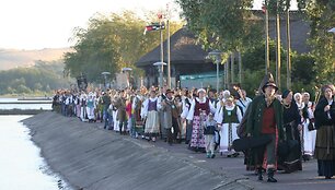 Nidoje Joninių savaitgalį rengiamas folkloro festivalis.