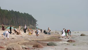 &Scaron;e&scaron;tadienį Karklėje netrūko vasarotojų, į jų būrį įsiliejo ir vestuvininkai.