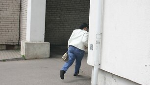 Dėl pasklidusių gandų apklausta kretingi&scaron;kė po apklausos, tik i&scaron;ėjusi i&scaron; komisariato, ėmė bėgti nuo žurnalistų. 