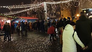 Eilė prie čiuožyklos Klaipėdos Teatro aik&scaron;tėje.