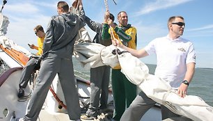 Rinktinės nariai šeštadienį škuna „Brabander“ išplaukė į atvirą Baltijos jūrą. 