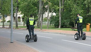 Palangoje pareigūnai partruliuoja ir riedžiais.