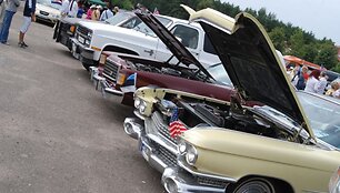 Palangoje rengiamas amerikieti&scaron;kų automobilių paradas. 