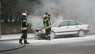 Užsiliepsnojo automobilis