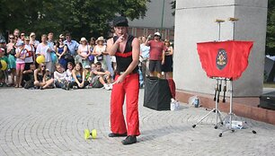 Jūros &scaron;ventėje svečius linksmina cirko artistai.