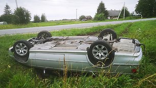 Nevaldomas automobilis BMW nuvažiavo nuo kelio ir vertėsi ant stogo.