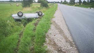 Nevaldomas automobilis BMW nuvažiavo nuo kelio ir vertėsi ant stogo.