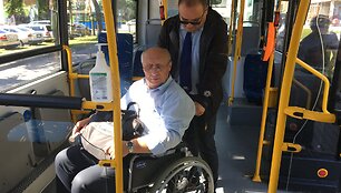 Klaipėdos autobusų parko darbuotojai i&scaron;bandė kelionę neįgaliojo vežimėlyje