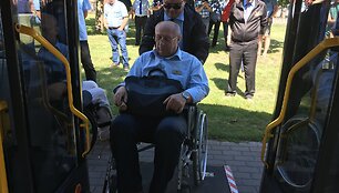 Klaipėdos autobuso parko darbuotojai i&scaron;bandė keliones neįgaliojo vežimėlyje