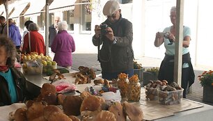 Lietuvos mi&scaron;kuoe surinkti grybai Klaipėdos Senajame turguje labiausiai domina turistus. Nematytus vaizdus jie skuba įamžinti fotoaparatais.