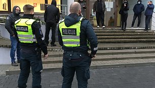 Prie teismo netrukus atvyko ir policijos pareigūnai.