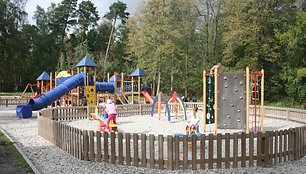 Vaikų žaidimų aikštelė parke įruošta dar anksčiau