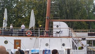 Burlaivis &bdquo;Meridianas&ldquo; paskendo dūmuose