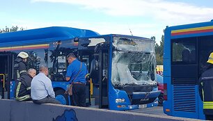 Klaipėdoje Taikos ir Baltijos prospektų sankryžoje susidūrė du autobusai.