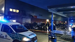 Prie &bdquo;Lidl&ldquo; parduotuvės Klaipėdoje užsiliepsnojo automobilis.