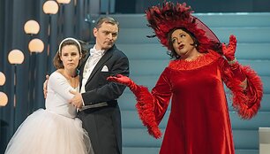 Lina Dambrauskaitė (Mari), Liudas Mikalauskas (Sulpicijus), Loreta Ramelienė (Markizė de Berkenfyld) &ndash; komi&scaron;ka opera &bdquo;Pulko duktė&ldquo;. 