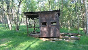 Dalinai nugriautas medžiotoju bokstelis Grobsto gamtos rezervate.