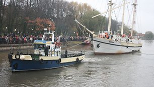 „Meridianas“ tempiamas į doką