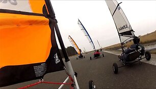 Vėjaračių sporto mėgėjai savaitgalį varžėsi Kur&scaron;ių nerijoje.