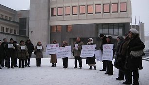 Nemuno gatvės gyventojai penktadienio rytą surengė piketą po Klaipėdos valstybinio jūrų uosto dreikcijos langais.