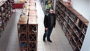 Pareigūnai pra&scaron;o atpažinti vyrą, įtariamą brangių alkoholinių gėrimų vagyste.