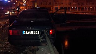&bdquo;Audi&ldquo; pakibo ant Pilies tilto briaunos, vienas keleivis įkrito į upę.