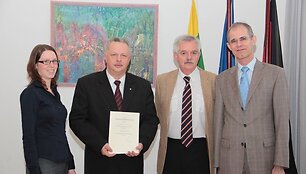 Arūnas Baublys (antras i&scaron; kairės) paskirtas Vokietijos garbės konsulu Klaipėdoje.