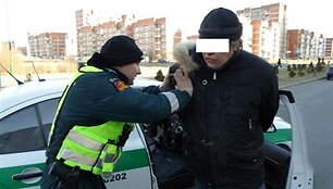 Klaipėdoje sulaikyti nusikaltėliai, bandę i&scaron;montuoti &scaron;viestuvų stulpus.