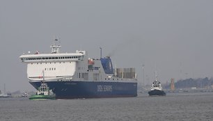 Keltą „Victoria Seaways“ į Klaipėduos uostą įvedė vilkikai. 