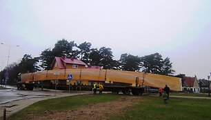 Į kurortą atgabentos medinės denginio sijos, kurių kiekvienos svoris &ndash; beveik 10 tonų, o ilgis &ndash; 36 metrai.