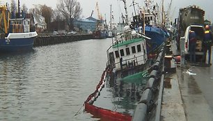 Susenusį laivą Klaipėdos Žvejybos uoste ėmė semti vandenys.