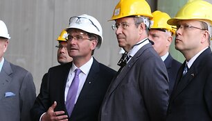 Estijos prezidentas Toomas Hendrikas Ilvesas (centre) vie&scaron;ėjo &bdquo;Vakarų laivų gamykloje&ldquo;. 