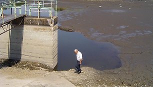 Užtvankoje atsivėrus skylėms Degučių tvenkinys liko be vandens.