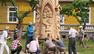 &Scaron;vėk&scaron;noje pastatytas paminklas Žemaitijos krik&scaron;tui prisiminti. 