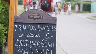 Poilsiautojai ir vakare laiką leido pliaže