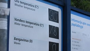 Poilsiautojai ir vakare laiką leido pliaže