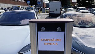 Skaitytojai vis praneša apie „gendančias“ elektromobilių įkrovos stoteles.