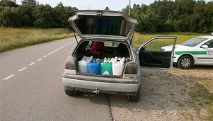 Merginos automobilyje aptikta plastikinė tara. 