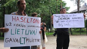 Skalūnų gavybai Lietuvoje nepritariantys Vakarų Lietuvos gyventojai trečią kartą rinkosi prie &bdquo;Minijos naftos&ldquo; vadovo namų tvoros. 