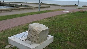 Paminklas biurokratijos absurdui Juodkrantėje.
