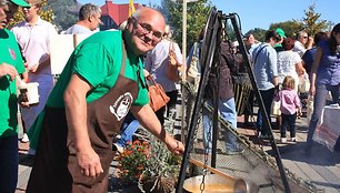 Linas Lukošius iš Viešvilės tikino, kad gerą žuvienę pagardina puiki virėjo nuotaika. 